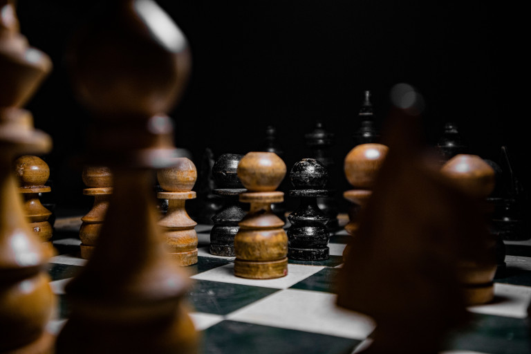 Pièces d'échecs sur un échiquier, illustration du choix stratégique entre les alternatives légales à Polymarket en France