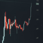 Graphique de marché en hausse sur un écran, illustration de la lecture des cotes et probabilités Polymarket
