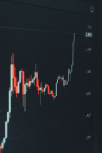 Graphique de marché en hausse sur un écran, illustration de la lecture des cotes et probabilités Polymarket