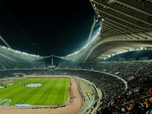 Stade de football illuminé de nuit avec la foule, illustration de la demi-finale France-Espagne de la Coupe du monde 2026