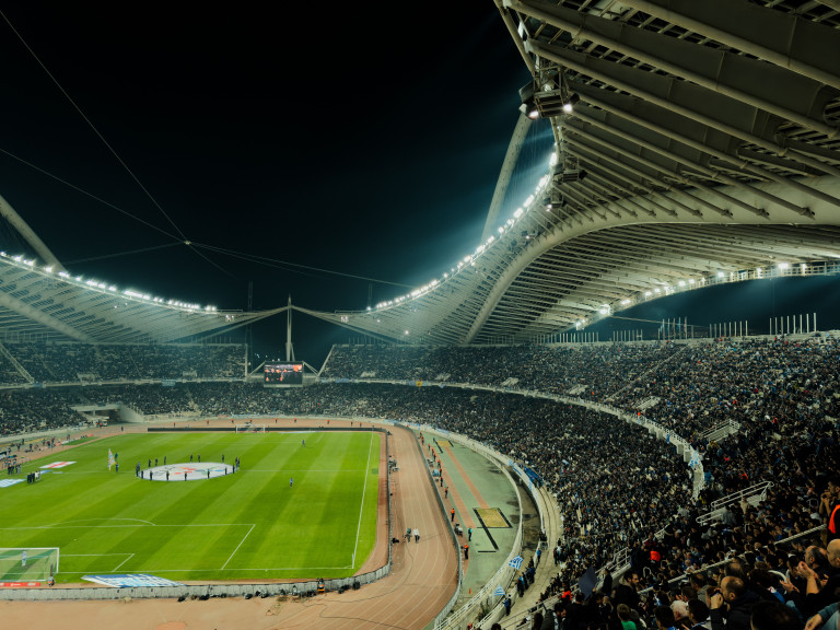 Stade de football illuminé de nuit avec la foule, illustration de la demi-finale France-Espagne de la Coupe du monde 2026