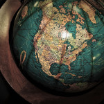 Globe terrestre ancien, illustration de l'histoire des marchés prédictifs de Wall Street à Polymarket