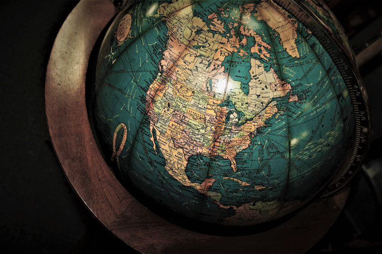 Globe terrestre ancien, illustration de l'histoire des marchés prédictifs de Wall Street à Polymarket