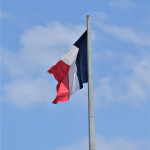 Drapeau français flottant sur un mât, illustration du blocage de Polymarket en France par l'ANJ