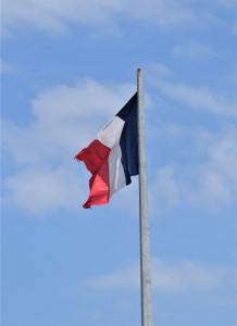 Drapeau français flottant sur un mât, illustration du blocage de Polymarket en France par l'ANJ