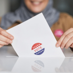 Mains tenant un bulletin de vote