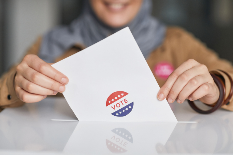 Mains tenant un bulletin de vote