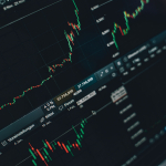Écran de trading affichant des graphiques financiers